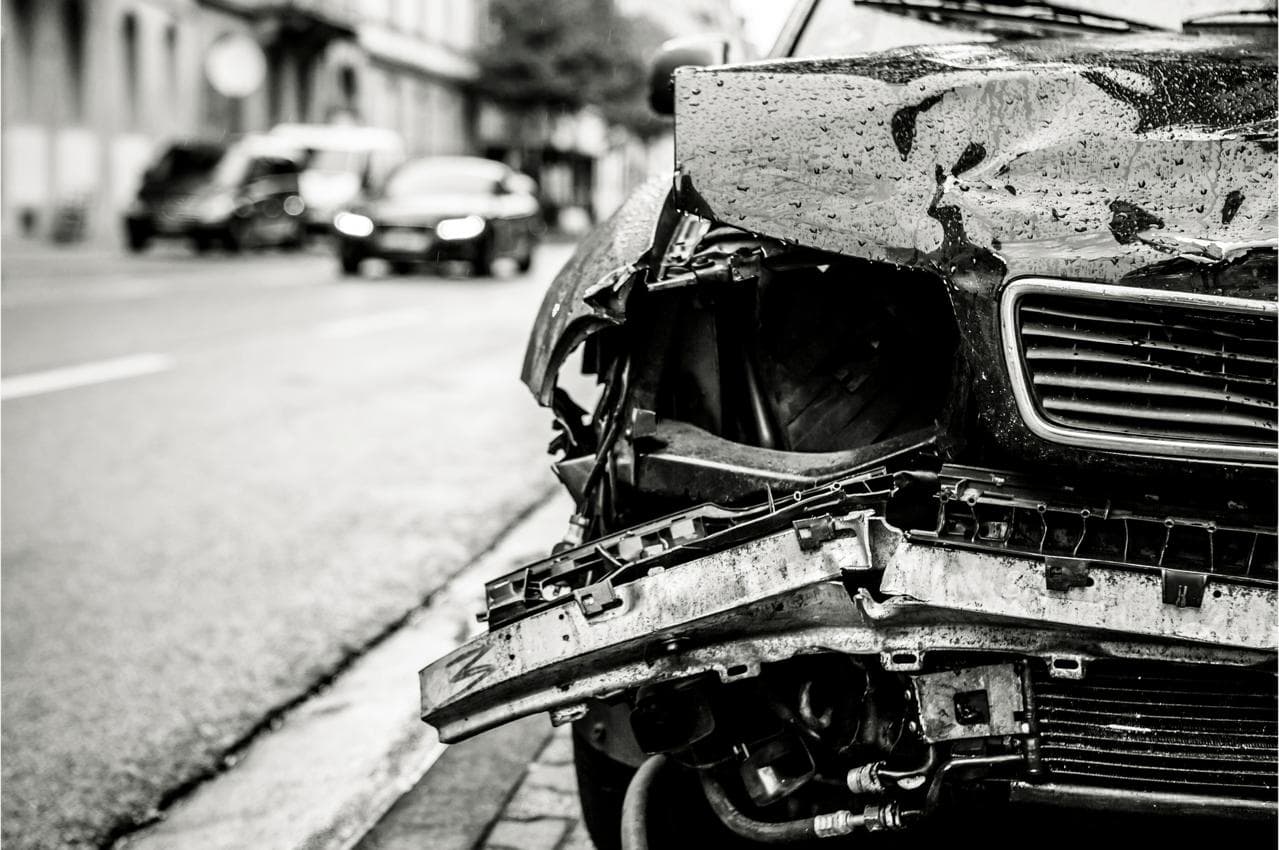 Kfz-Sachverständiger bei der Schadensaufnahme in Hamburg — CARTRUST24